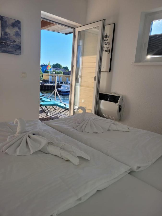 4 Sterne Dtv Floating House Hotel Kroslin Exterior photo